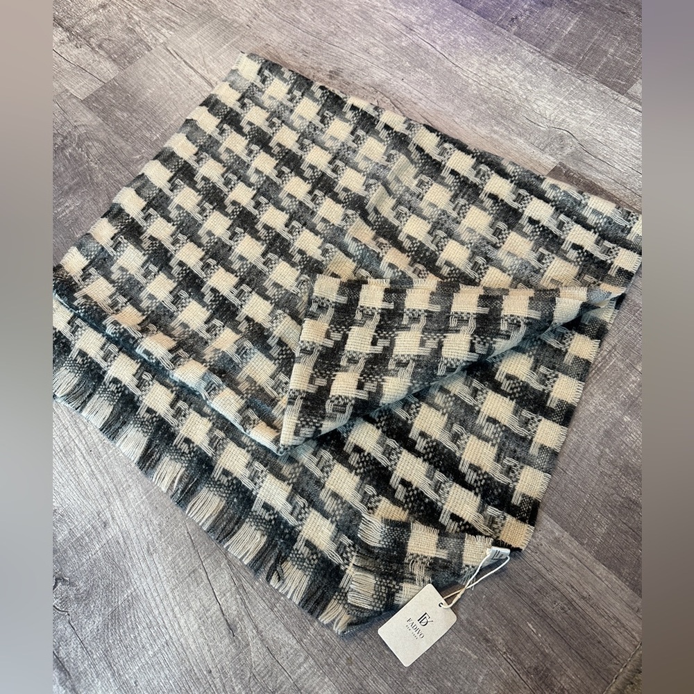 Fadivo New York Plaid Fringe Scarf - New with Tags